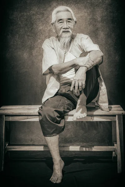 Stúdió Portré Kínai Öreg Ember Fehér Haj Szakáll Hagyományos Kínai — Stock Fotó