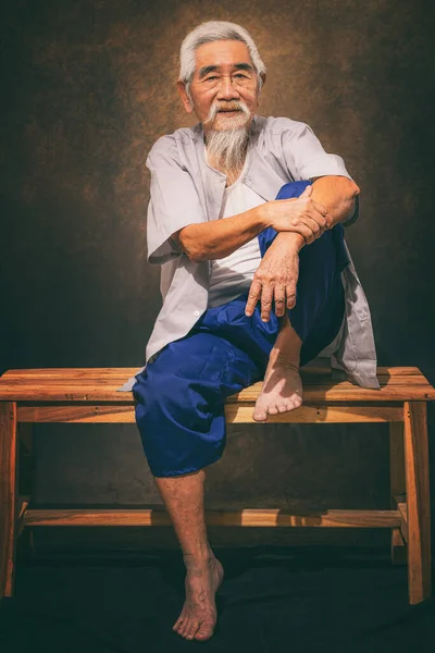 Stúdió Portré Öreg Ember Fehér Haj Szakáll Hagyományos Kínai Ruházat — Stock Fotó
