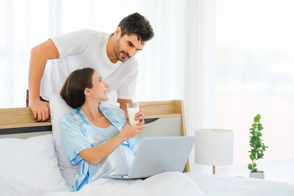 Portret Van Gelukkig Zwanger Zakenvrouw Werken Bed Thuis Met Laptop — Stockfoto