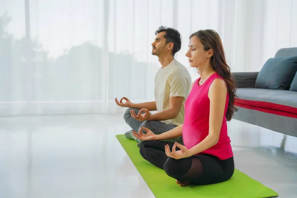 Porträtt Kaukasiska Gravid Kvinna Utövar Yoga Och Meditation Tillsammans Med — Stockfoto