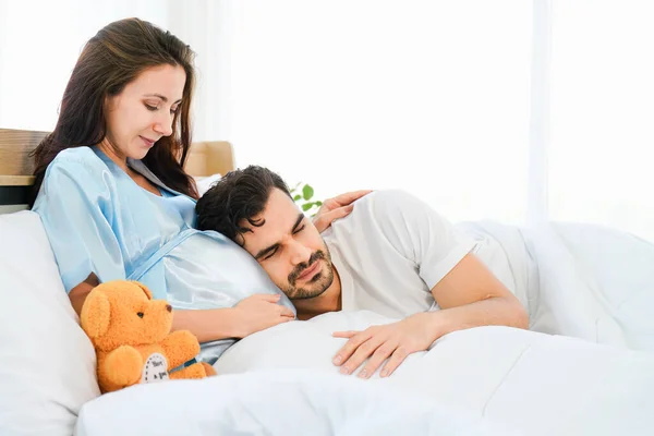 Portret Van Gelukkig Zwangere Vrouw Man Samen Liggend Bed Slaapkamer — Stockfoto