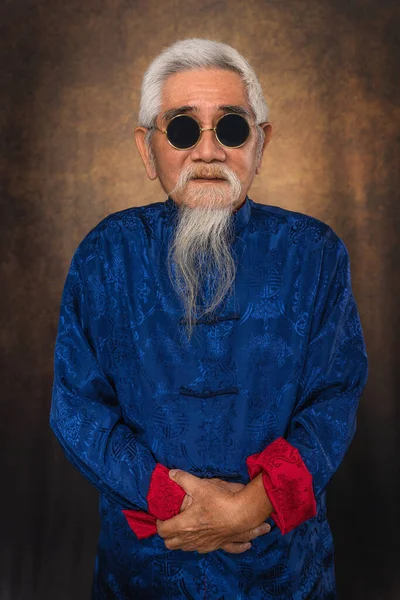 Stúdió Portré Kínai Öregember Visel Napszemüveg Fehér Haj Szakáll Hagyományos — Stock Fotó
