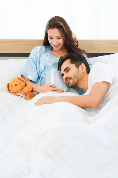 Portret Van Gelukkig Zwangere Vrouw Man Samen Liggend Bed Slaapkamer — Stockfoto