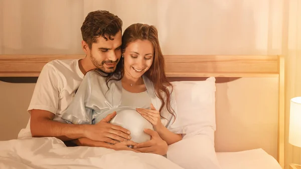 Portret Van Gelukkige Zwangere Vrouw Zitten Bed Samen Met Man — Stockfoto