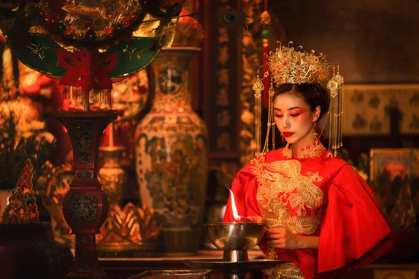 Porträtt Vacker Asiatisk Kvinna Traditionell Kinesisk Klänning Kinesisk Helgedom Tända — Stockfoto