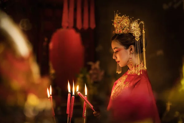 Retrato Bela Mulher Asiática Vestido Tradicional Chinês Santuário Chinês Acendendo — Fotografia de Stock