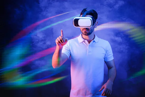 Metavers Concept Kaukasische Man Draagt Glas Reizen Virtual Reality Wereld — Stockfoto