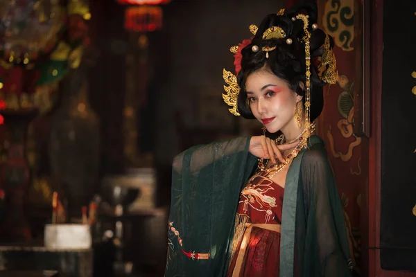 Retrato Bela Mulher Asiática Vestido Chinês Tradicional Santuário Chinês Para — Fotografia de Stock