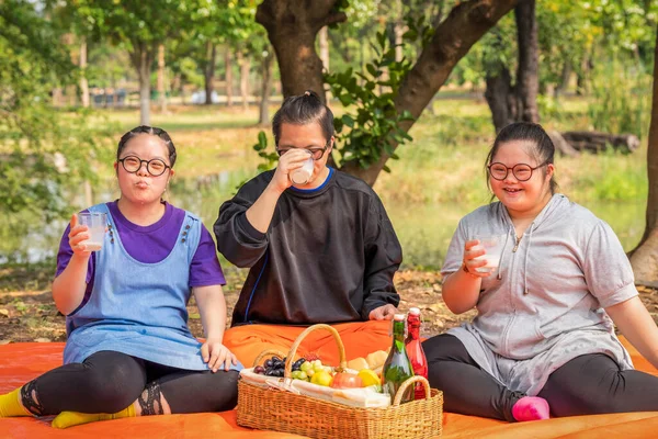 Grupo Asiático Amigos Com Autismo Para Baixo Síndrome Feliz Beber — Fotografia de Stock