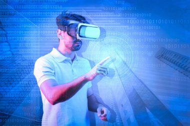 3D VR gözlük takan ya da gözlüklü bir adam dijital sinyalin arka planı ve metaevren ve siber uzay kavramında gökdelen ile dijital sembollere dokunmak için parmağını kaldırır.