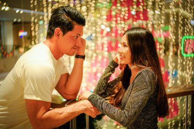 Çeşitli çiftler Kafkasyalı koca ve Asyalı eş sevgililer gününde ya da evlilik yıldönümünde birlikte eğlenceli ve romantik anlar yaşıyorlar.