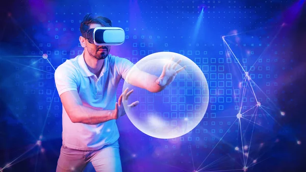 Portret Van Blanke Man Met Virtual Reality Bril Goggla Tounching — Stockfoto