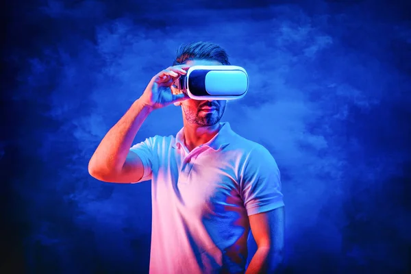 Portret Van Blanke Man Met Virtual Reality Bril Bril Blauwe — Stockfoto