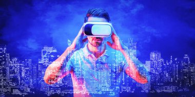 3D VR ya da sanal gerçeklik gözlüğü takan ya da gözlüklü bir adam akıllı şehir kavramında neon ışıklı şehir çizgisi ve siber uzayda meta-evren kavramında gözlük takan bir adam.