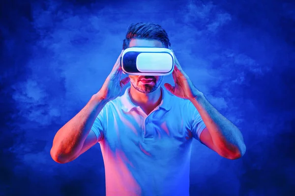 Portret Van Blanke Man Met Virtual Reality Bril Bril Blauwe — Stockfoto