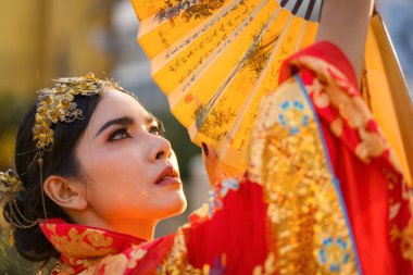 Geleneksel Çin elbisesi giymiş Asyalı güzel bir kadının portresi.