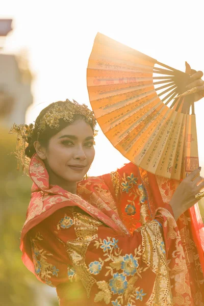 Портрет Азиатки Традиционном Китайском Костюме Позирующей Празднования Китайского Нового Года — стоковое фото