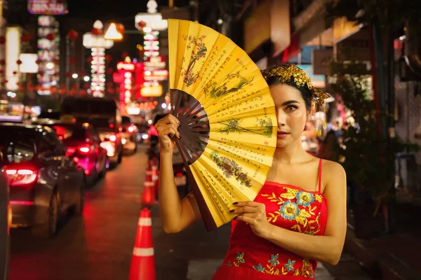 Porträtt Asiatisk Kvinna Bär Traditionella Kinesiska Kostym Poserar Natten Kina — Stockfoto