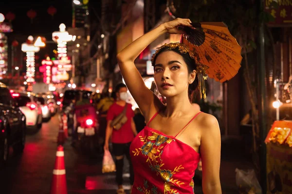 Porträtt Asiatisk Kvinna Bär Traditionella Kinesiska Kostym Poserar Natten Kina — Stockfoto