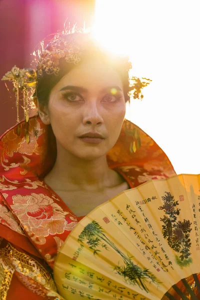 Porträtt Asiatisk Kvinna Bär Traditionella Kinesiska Kostym Poserar För Kinesiska — Stockfoto