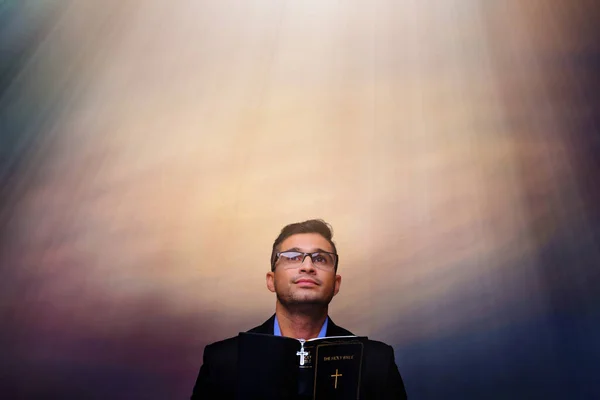 Křesťanství Pozadí Mladého Křesťanského Muže Drží Svatý Bilble Křížem Rukou — Stock fotografie