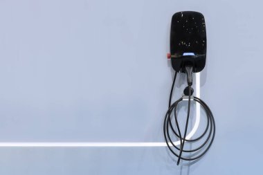 EV elektrikli araç için modern elektrik hızlı şarj cihazı. Ev için geleceğin enerji santrali. Ekoloji dostu şarj aleti. Ev elektrikli araba şarj aleti.
