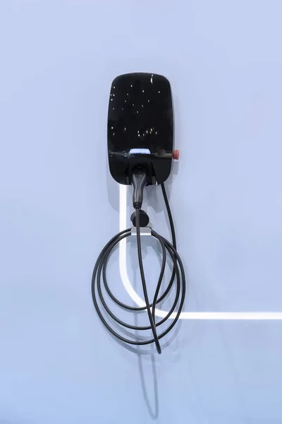 EV elektrikli araç için modern elektrik hızlı şarj cihazı. Ev için geleceğin enerji santrali. Ekoloji dostu şarj aleti. Ev elektrikli araba şarj aleti.