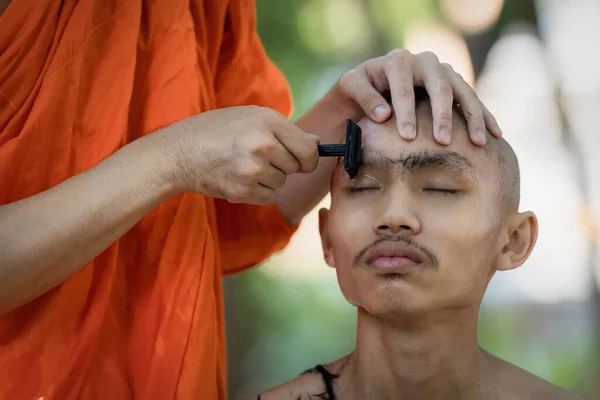 Ταϊλανδός Αγόρι Άνθρωπος Έχει Κούρεμα Και Ξυρίζεται Φρύδι Από Βουδιστής — Φωτογραφία Αρχείου