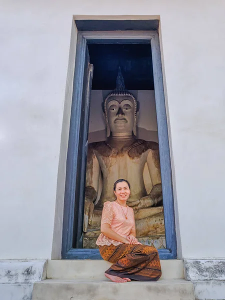Ασιάτισσα Γυναίκα Παραδοσιακό Φόρεμα Κάθεται Μπροστά Από Σπίτι Άγαλμα Του — Φωτογραφία Αρχείου