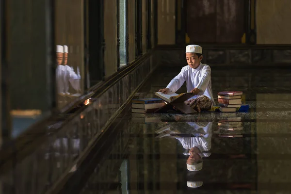 Muzułmański Student Azjatycki Studiuje Książkę Koran Aby Zrozumieć Lekcję Boga — Zdjęcie stockowe