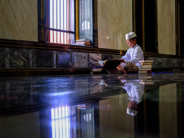 Asian Muslim Student Studying Quran Book Understand Allah God Lesson — Stock Photo, Image