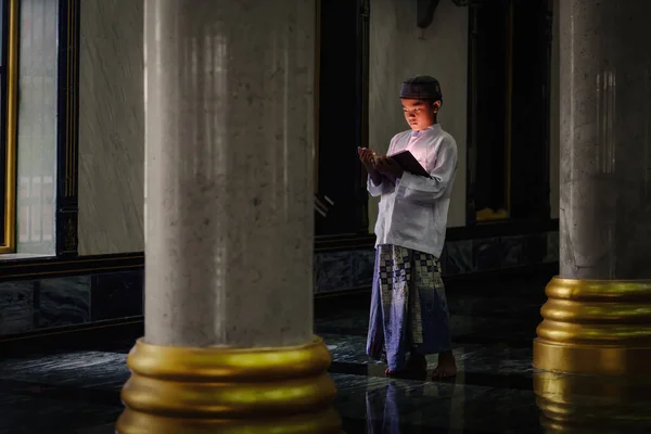 Azjatycki Muzułmanin Student Stojący Islamskim Meczecie Studiuje Koran Książki Zrozumieć — Zdjęcie stockowe