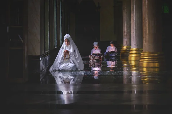 Muzułmańskie Kobiety Hidżabie Muzułmańskich Chłopców Modlących Się Czytających Święty Koran — Zdjęcie stockowe