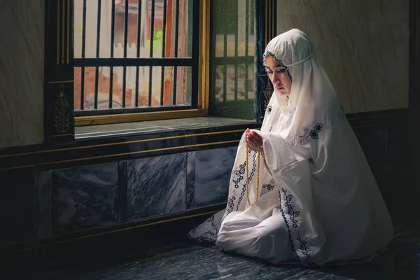 Азиатская Мусульманка Подросток Джихабе Сидит Мечети Держа Рукой Исламистские Четки — стоковое фото