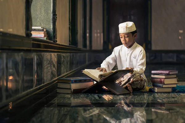 Aziatische Moslim Student Bestudeert Quran Boek Allah God Les Islamitische — Stockfoto