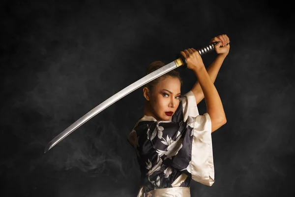 Estúdio Retrato Asiático Mulher Japonês Quimono Com Kanata Espada Para — Fotografia de Stock