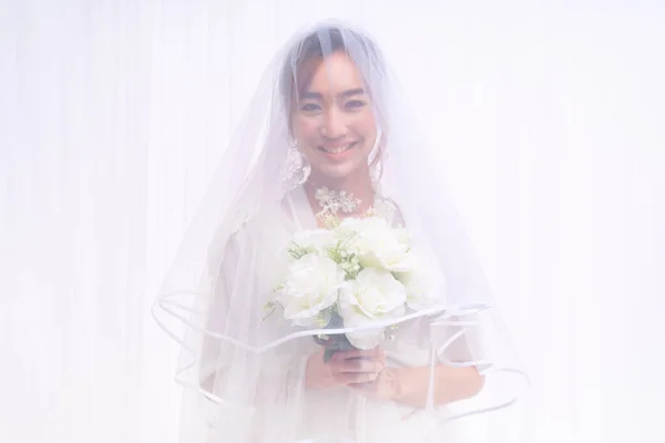 Stúdió Portré Ázsiai Menyasszony Fehér Köpenyben Fátyol Gazdaság Virág Csokor — Stock Fotó