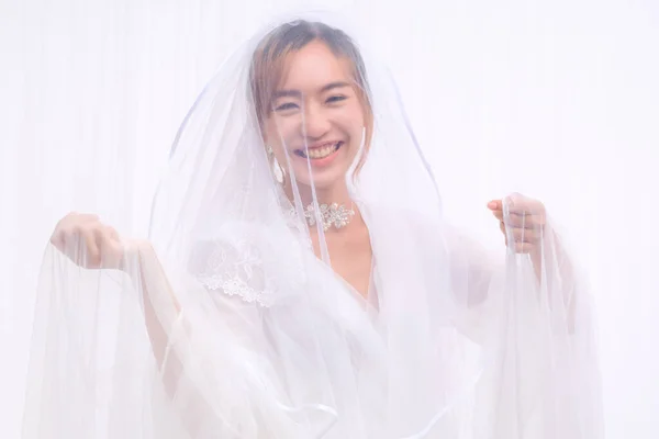 Estúdio Retrato Feliz Asiático Noiva Branco Vestido Com Véu Posando — Fotografia de Stock