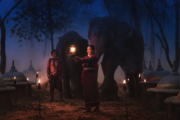 Ландшафтный Ночной Пейзаж Тайской Туристки Держащей Лампу Фоне Тренера Слона — стоковое фото