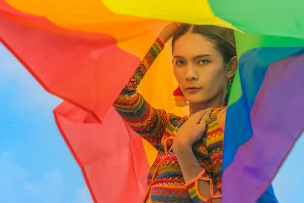 Portrait Transgenre Asiatique Robe Colorée Posant Avec Drapeau Fierté Arc — Photo