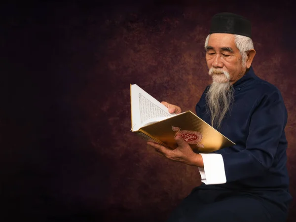 Régi Ázsiai Muszlim Ima Olvassa Szent Korán Könyvet Régi Ázsiai — Stock Fotó
