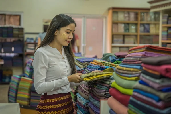Portrait Myanma Woman Shopping Traditional Cloting Amarapura Local Weaving Fabric — Stockfoto
