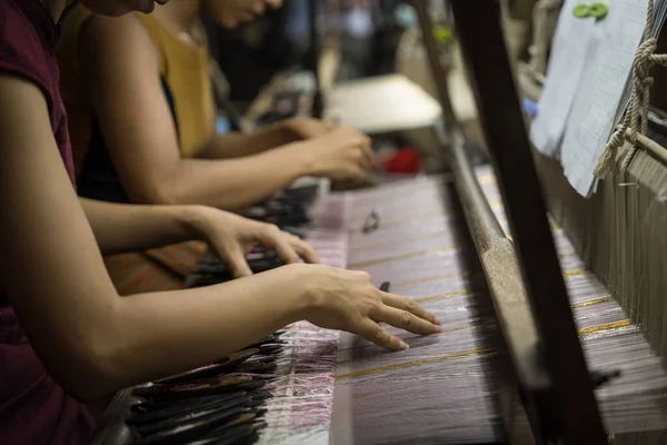 Hands Local Amarapura Woman Weaving Hand Made Tradional Myanmar Fabric — Stockfoto
