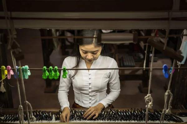 Local Amarapura Woman Weaving Hand Made Tradional Myanmar Fabric Weaving — Stockfoto