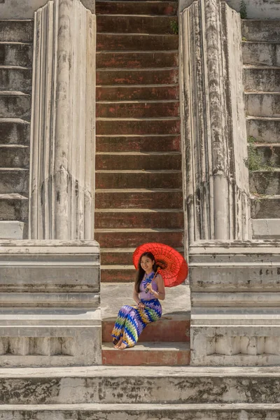 Minimales Porträt Einer Frau Aus Myanmar Mit Rotem Regenschirm Burmesischer — Stockfoto