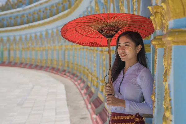 Портрет Жінки Янми Традиційному Одязі Парасолькою Стоїть Пагорбі Мандалай Янма — стокове фото