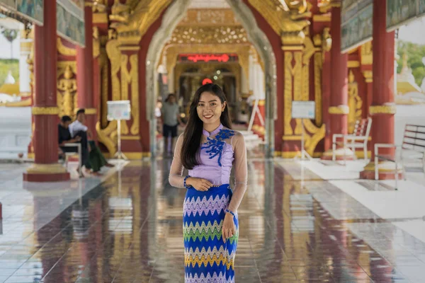 Portrait Smiling Myanmar Woman Burmese Traditional Dress Standing Sandamuni Pagoda — Stockfoto