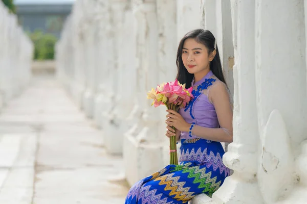 Портрет Улыбающейся Женщины Мьянмы Цветком Лилии Традиционном Бирманском Платье Пагоде — стоковое фото