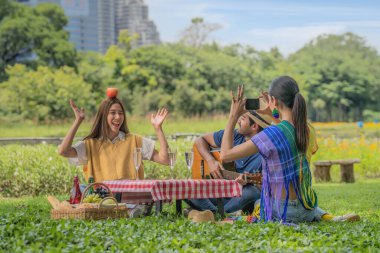LGBTQ 'dan arkadaşlar parkta piknik yapıp selfie çekiyorlar. LGBTQ insan yaşam tarzı kavramı