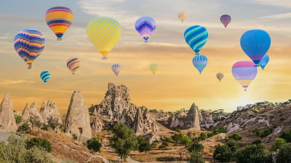 Kapadokya Güneş Doğarken Goreme Açık Hava Müzesi Üzerinde Uçan Sıcak — Stok fotoğraf